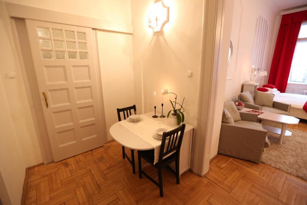 d.Five Classic Luxury Apartment Budapest Chambre photo