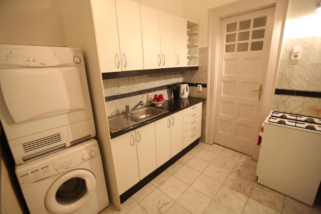 d.Five Classic Luxury Apartment Budapest Chambre photo