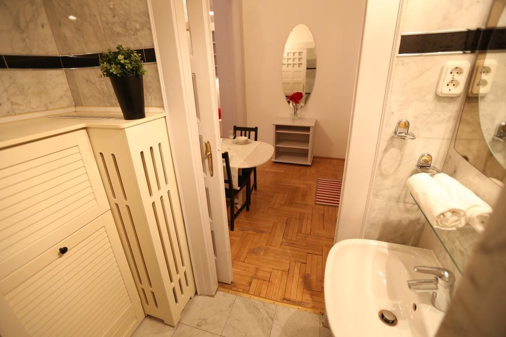 d.Five Classic Luxury Apartment Budapest Extérieur photo